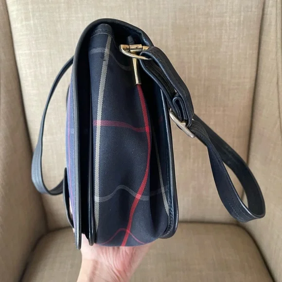 Authentic Burberrys vintage nova check blue crossbody bag (A2003)
